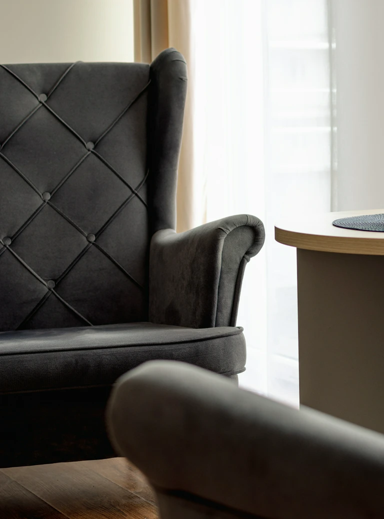 czarny fotel skórzany gabinet