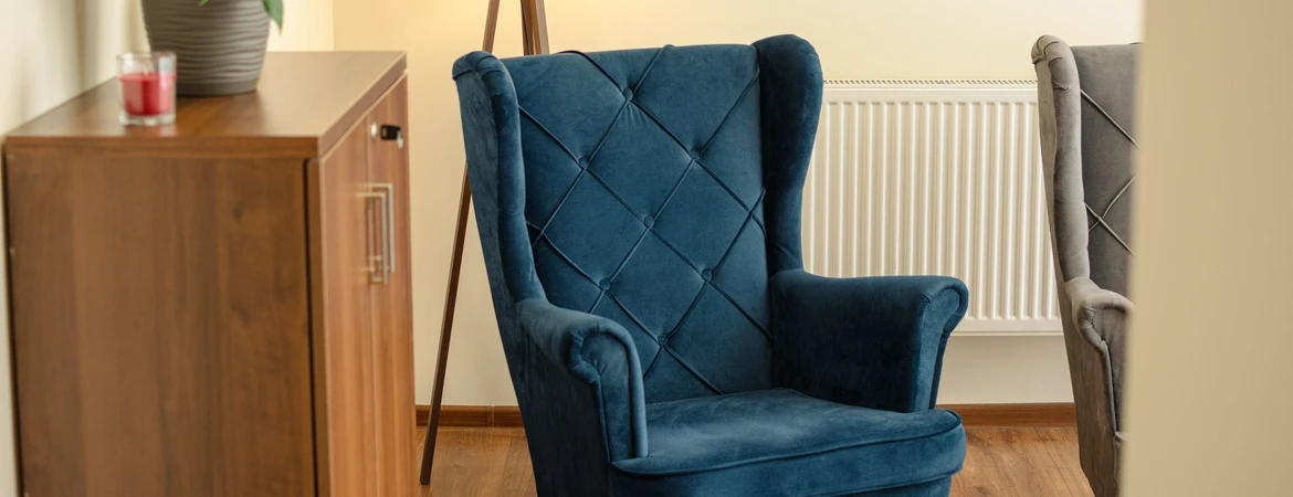 Konsultacje psychologiczne granatowy fotel
